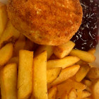 Camembert panierowany z żurawiną i frytkami