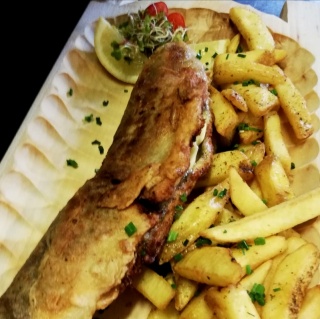 Pstrąg smażony z frytkami i zestawem surówek