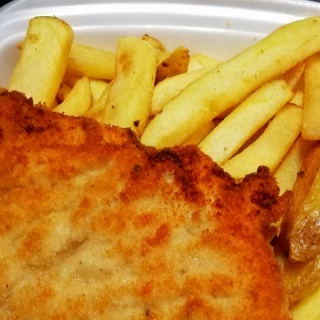 Filet z piersi kurczaka panierowany z frytkami i zestawem surówek