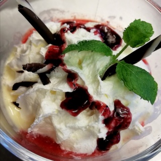 Lody z gorącymi malinami–(3 gałki) i bitą śmietaną