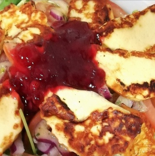 Grillowany ser owczy z żurawiną